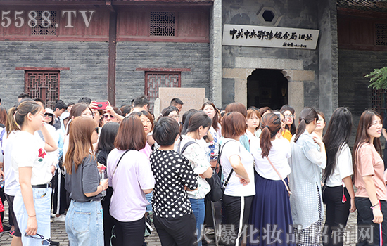 �߽������r��������Ӣ�����