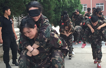 ���������������;�ж�ô�Ķ����D�U���Ҷ����v�������¸�ǰ����