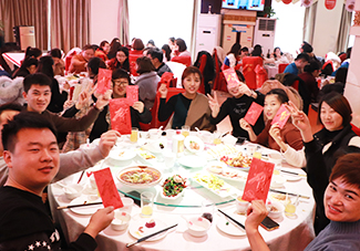 ����һ���2018���ψA�M��̖(h��o)����ͬӭ��2019��